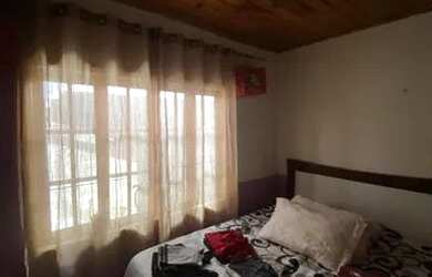 Imagem: A casa possui 3 Dormitórios, 1 Banheiro, 3 Vagas na garagem