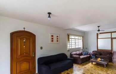 Imagem: A casa possui 4 Dormitórios, 5 Banheiros, 2 Vagas na garagem