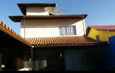 Imagem: A casa possui 4 Dormitórios, 3 Banheiros, 3 Vagas na garagem