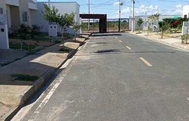 Imagem: A casa em condomínio possui 3 Dormitórios, 1 Banheiro, 2 Vagas