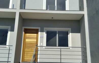 Imagem: A casa possui 2 Dormitórios, 2 Banheiros, 2 Vagas na garagem