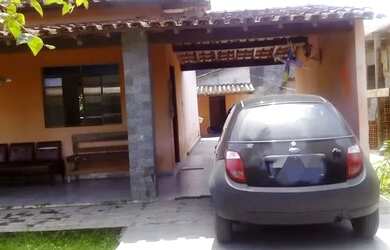 Imagem: A casa possui 2 Dormitórios, 1 Banheiro, 2 Vagas na garagem