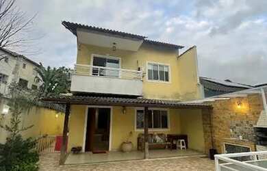 Imagem: A casa em condomínio possui 4 Dormitórios, 3 Banheiros, 2