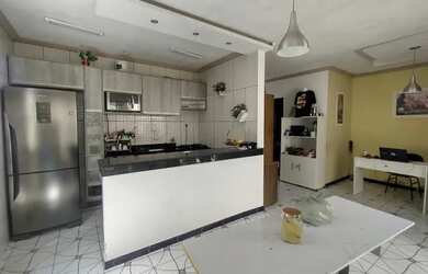 Imagem: A casa possui 3 Dormitórios, 4 Banheiros, 3 Vagas na garagem