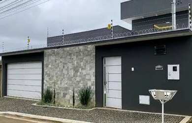 Imagem: A casa possui 3 Dormitórios, 1 Banheiro e 2 Vagas na garagem