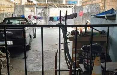 Imagem: A casa possui 2 Dormitórios, 2 Banheiros e 3 Vagas na garagem