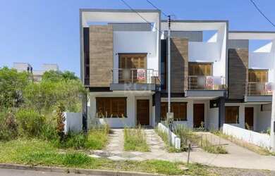 Imagem: A casa possui 3 Dormitórios, 2 Banheiros, 2 Vagas na garagem