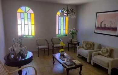 Imagem: A casa possui 3 Dormitórios, 2 Banheiros e 1 Vaga na garagem