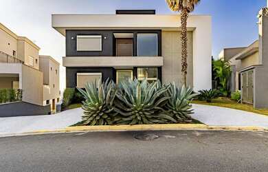 Imagem: A casa possui 5 Dormitórios, 5 Banheiros, 5 Vagas na garagem