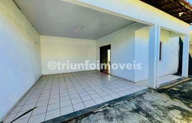 Imagem: A casa possui 3 Dormitórios, 1 Banheiro, 2 Vagas na garagem