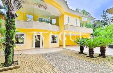 Imagem: A casa em condomínio possui 5 Dormitórios, 5 Banheiros, 4