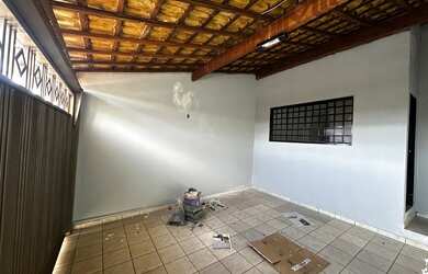 Imagem: A casa possui 2 Dormitórios, 1 Banheiro, 2 Vagas na garagem