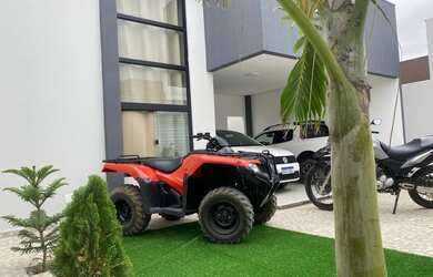 Imagem: A casa possui 3 Dormitórios, 3 Banheiros, 4 Vagas na garagem