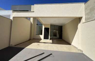 Imagem: A casa possui 3 Dormitórios, 2 Banheiros, 2 Vagas na garagem