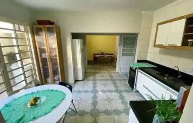 Imagem: A casa possui 4 Dormitórios, 3 Banheiros, 3 Vagas na garagem