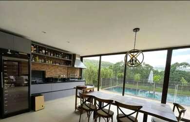 Imagem: A casa em condomínio possui 5 Dormitórios, 5 Banheiros, 5