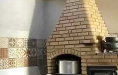 Imagem: A casa possui 2 Dormitórios, 2 Banheiros, 1 Vaga na garagem