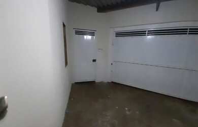 Imagem: A casa possui 3 Dormitórios, 1 Banheiro, 2 Vagas na garagem