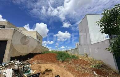 Imagem: O terreno possui 250m² de Área e está localizado em Loteamento