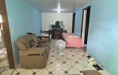 Imagem: A casa possui 3 Dormitórios e 2 Banheiros e está localizado