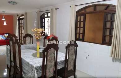 Imagem: A casa possui 4 Dormitórios, 2 Banheiros, 2 Vagas na garagem