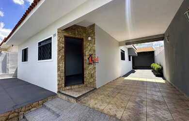 Imagem: A casa possui 3 Dormitórios, 1 Banheiro, 1 Vaga na garagem