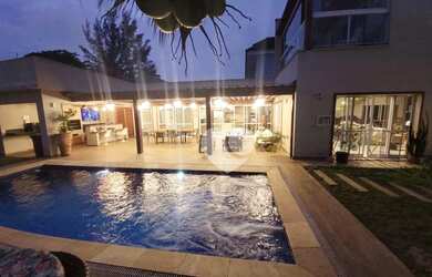 Imagem: A casa possui 4 Dormitórios, 5 Banheiros, 2 Vagas na garagem