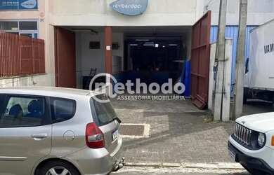 Imagem: O depósito possui 5 Vagas na garagem e 1300m² de Área e está