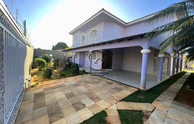 Imagem: A casa em condomínio possui 5 Dormitórios, 5 Banheiros, 4