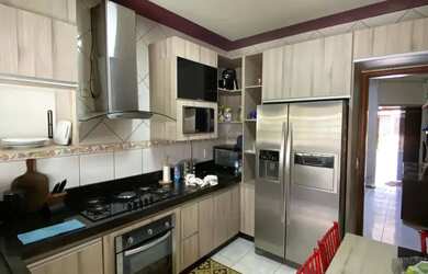 Imagem: A casa possui 3 Dormitórios, 2 Banheiros, 3 Vagas na garagem