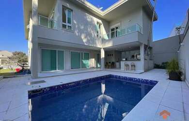 Imagem: A casa em condomínio possui 4 Dormitórios, 5 Banheiros, 4