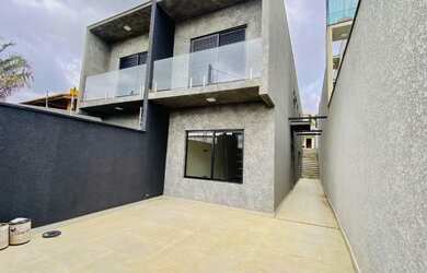 Imagem: A casa possui 3 Dormitórios, 1 Banheiro, 2 Vagas na garagem