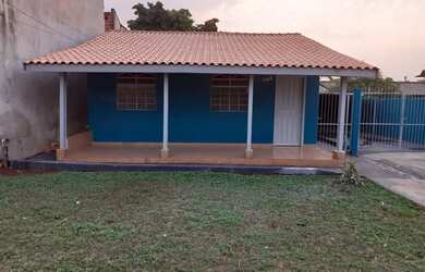 Imagem: A casa possui 3 Dormitórios, 2 Banheiros, 1 Vaga na garagem