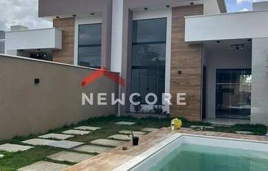 Imagem: A casa possui 3 Dormitórios, 2 Banheiros, 2 Vagas na garagem