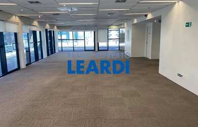 Imagem: O depósito possui 3 Vagas na garagem, 276m² de Área e está