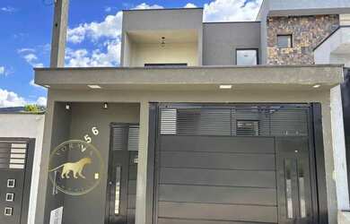 Imagem: A casa possui 3 Dormitórios, 2 Banheiros, 5 Vagas na garagem