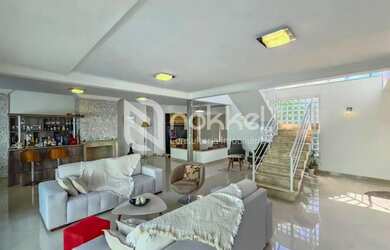 Imagem: A casa possui 4 Dormitórios, 5 Banheiros, 3 Vagas na garagem