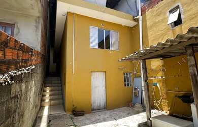 Imagem: A casa possui 2 Dormitórios, 1 Banheiro, 1 Vaga na garagem