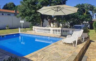 Imagem: A casa possui 1 Dormitório, 1 Banheiro, 5 Vagas na garagem