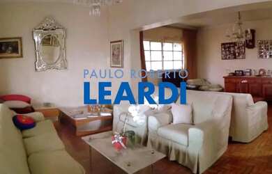 Imagem: A casa possui 4 Dormitórios, 5 Banheiros, 4 Vagas na garagem