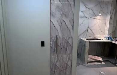 Imagem: A casa possui 1 Dormitório, 1 Banheiro, 1 Vaga na garagem