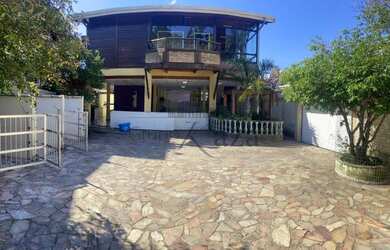 Imagem: A casa possui 4 Dormitórios, 2 Banheiros, 4 Vagas na garagem