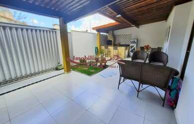 Imagem: A casa possui 3 Dormitórios, 2 Banheiros, 2 Vagas na garagem