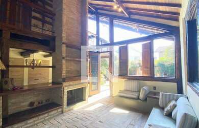 Imagem: A casa possui 3 Dormitórios, 4 Banheiros, 4 Vagas na garagem