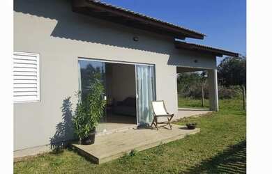 Imagem: A casa possui 3 Dormitórios, Acomodam 10 pessoas, 2 Vagas na