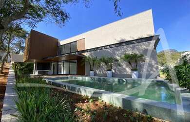 Imagem: A casa em condomínio possui 4 Dormitórios, 5 Banheiros, 4