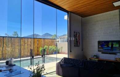 Imagem: A casa em condomínio possui 4 Dormitórios, 5 Banheiros, 315m²