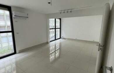 Imagem: O depósito possui 2 Vagas na garagem e 135m² de Área e está