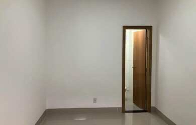 Imagem: A casa possui 2 Dormitórios, 2 Banheiros, 2 Vagas na garagem