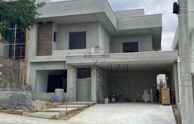 Imagem: A casa possui 3 Dormitórios, 4 Banheiros, 2 Vagas na garagem